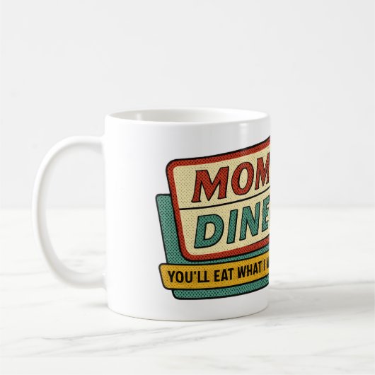 Mom’s Diner Retro Sign – 1950s Halftone Humor コーヒーマグカップ (左)