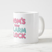Mom’s New Alarm Clock – Cute Baby Quote ジャンボコーヒーマグカップ (正面右)