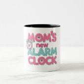 Mom’s New Alarm Clock – Cute Baby Quote ツートーンマグカップ (中央)