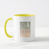 Mom’s Smile Means Peace – グリーン&マロン マグ (左)
