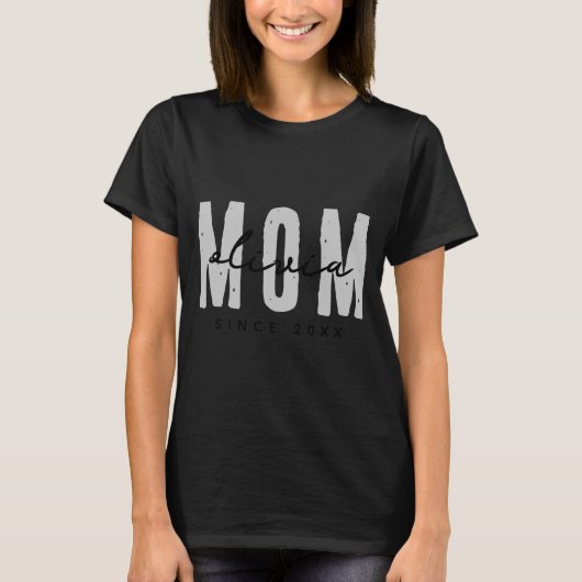 Mom Since 20xx Modern Simple Preppy  Tシャツ (正面)