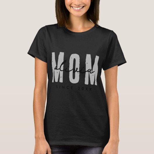 Mom Since 20xx Modern Simple Preppy T Shirt Tシャツ (正面)