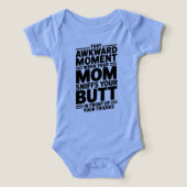Mom Sniffs Butt Funny Baby Bodysuit Gift (デザイン正面)