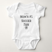 Mom Soccer Fan Baby Name Custom ベビーボディスーツ (正面)