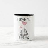 Mom to be elephant heart date ツートーンマグカップ (中央)