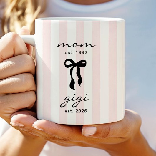 Mom to Gigi Est Mug with Bow コーヒーマグカップ