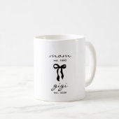Mom to Gigi Est Mug with Bow コーヒーマグカップ (正面右)