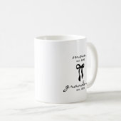 Mom to Grandma Est Mug with Bow コーヒーマグカップ (正面右)