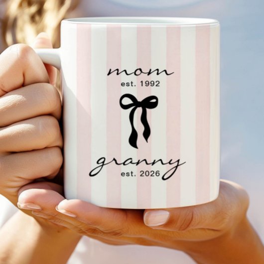 Mom to Granny Est Mug with Bow コーヒーマグカップ