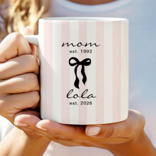 Mom to Lola マグカップ ピンク リボン ストライプ