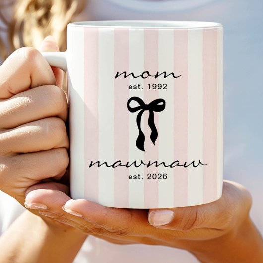 Mom to Mawmaw Est マグカップとリボン コーヒーマグカップ