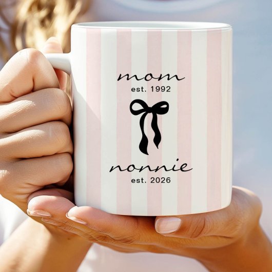 Mom to Nonnie Est Mug with Bow コーヒーマグカップ