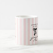 Mom to Yiayia Est Mug with Bow コーヒーマグカップ (中央)