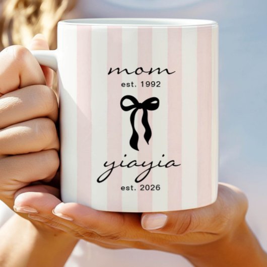 Mom to Yiayia Est Mug with Bow コーヒーマグカップ