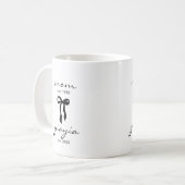 Mom to Yiayia Est Mug with Bow コーヒーマグカップ (正面左)