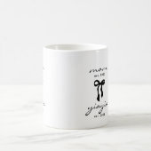 Mom to Yiayia Est Mug with Bow コーヒーマグカップ (中央)