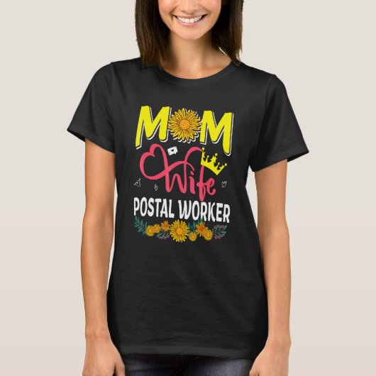 Mom Wife Postal Worker Cute Floral Sunflowers Moth Tシャツ (正面)