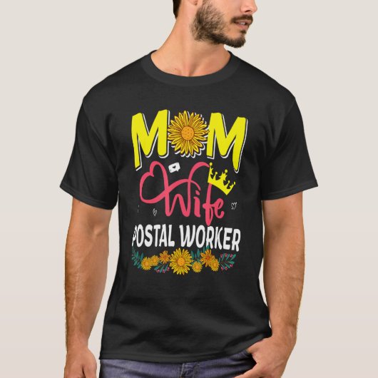 Mom Wife Postal Worker Cute Floral Sunflowers Moth Tシャツ (正面)
