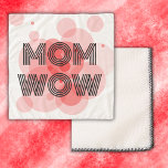 MOM WOW BLACK on red | スカーフ<br><div class="desc">このシフォンスカーフは母の日でも彼女の誕生日でもママのために、またはちょうどあなたが望むためだ。赤素晴らしい背景の黒い文字で</div>