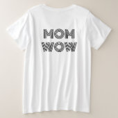 MOM WOW BLACK on red | プラスサイズTシャツ (デザイン裏面)