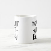 Momminは容易ではないおもしろいなお母さんではないです コーヒーマグカップ (中央)