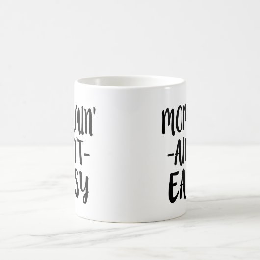 Momminは容易ではないおもしろいなお母さんではないです コーヒーマグカップ (中央)