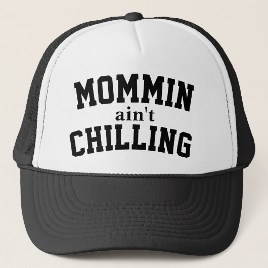 Mommin Ain’t Chilling Trucker Hat キャップ (正面)