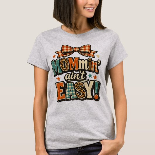 Mommin' Ain't Easy Retro Mom Life Groovy Leopard P Tシャツ (正面)