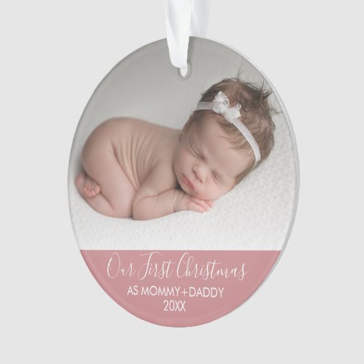 MommyとDaddy Pinkとしての私たちの初めてのクリスマス オーナメント (正面)
