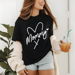 Mommyシンプルスクリプモダントタイポグラフィハート<br><div class="desc">モマシンプルーファッションモダンタイポグラフィハート女性のTシャツトップは、おもしろいスクリプトのタイポグラフィにアクセント付き可愛いハートの文字「モマモダン」を備えている。誕生日やクリスマス、母の日など、母のための贈り物として完璧。Evco Studioによる設計www.zazzle.com/store/evcostudio</div>