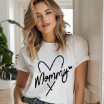 Mommyシンプルスクリプモダントタイポグラフィハート<br><div class="desc">モマシンプルーファッションモダンタイポグラフィハート女性のTシャツトップは、おもしろいスクリプトのタイポグラフィにアクセント付き可愛いハートの文字「モマモダン」を備えている。誕生日やクリスマス、母の日など、母のための贈り物として完璧。Evco Studioによる設計www.zazzle.com/store/evcostudio</div>
