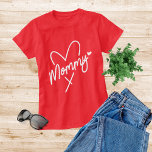 Mommyシンプルスクリプモダントタイポグラフィハート Tシャツ<br><div class="desc">モマシンプルーファッションモダンタイポグラフィハート女性のTシャツトップは、おもしろいスクリプトのタイポグラフィにアクセント付き可愛いハートの文字「モマモダン」を備えている。誕生日やクリスマス、母の日など、母のための贈り物として完璧。Evco Studioによる設計www.zazzle.com/store/evcostudio</div>