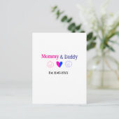 Mommy & Daddy新しい親の名前を追加する日付ハート青 ポストカード (スタンド正面)