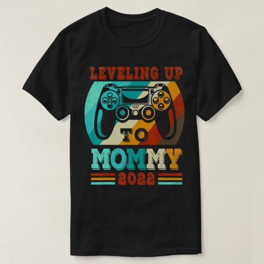 Mommy EST 2022ビデオゲームプレーヤーまでレベリング Tシャツ (デザイン正面)