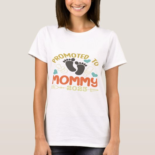 Mommy Est 2023に昇格 Tシャツ (正面)
