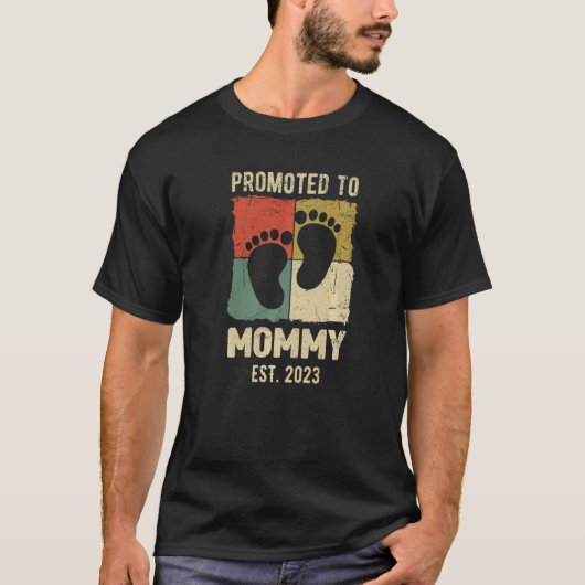 Mommy Est 2023ベビー足妊娠アンに昇格 Tシャツ (正面)