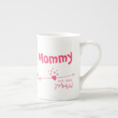Mommy Est 20xx -ハートと矢印(2トーンピンク) ボーンチャイナマグカップ (右)