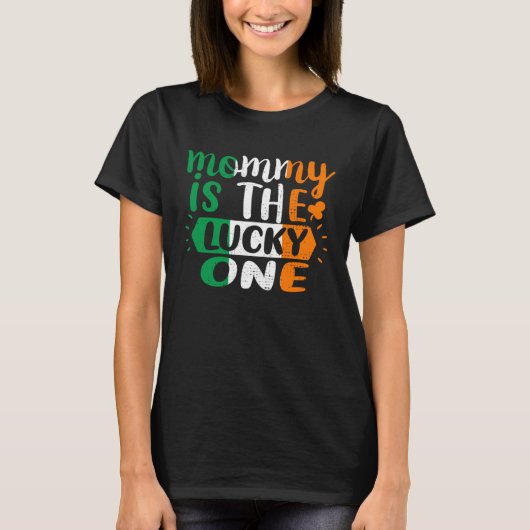 Mommy Is The Lucky One St Patricks Day Irish Flag Tシャツ (正面)
