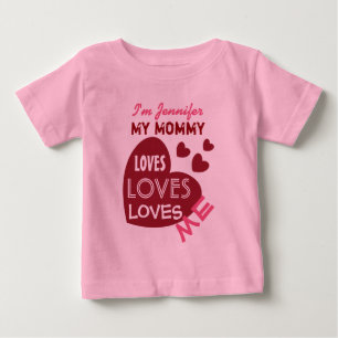 MOMMY Loves Me赤いハートカスタム文字V05 ベビーTシャツ