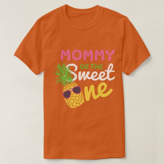 Mommy of the Sweet one 1st Bday Girl Pineapple Mat Tシャツ (デザイン正面)