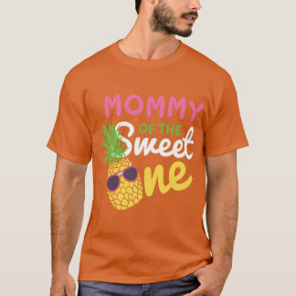 Mommy of the Sweet one 1st Bday Girl Pineapple Mat Tシャツ