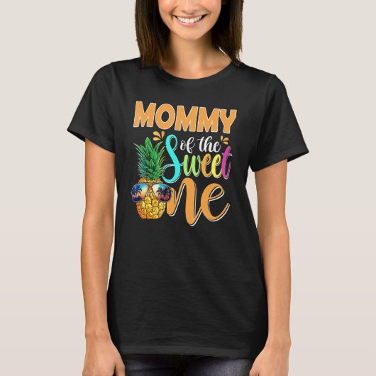 Mommy Of The Sweet One Pineapple 1st Birthday Fami Tシャツ (正面)