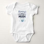 Mommy’s Little Man Cute Blue Baby Boy Typography ベビーボディスーツ (正面)