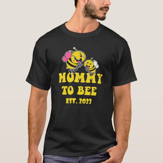 Mommy To Be Bee Est 2023妊娠マッチングファミリー Tシャツ (正面)