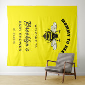 Mommy To Beeおもしろいイエローブラックベビーシャワー背景 タペストリー (インサイチュ(横))