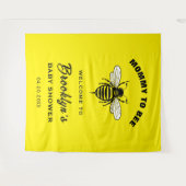 Mommy To Beeおもしろいイエローブラックベビーシャワー背景 タペストリー (正面(横))