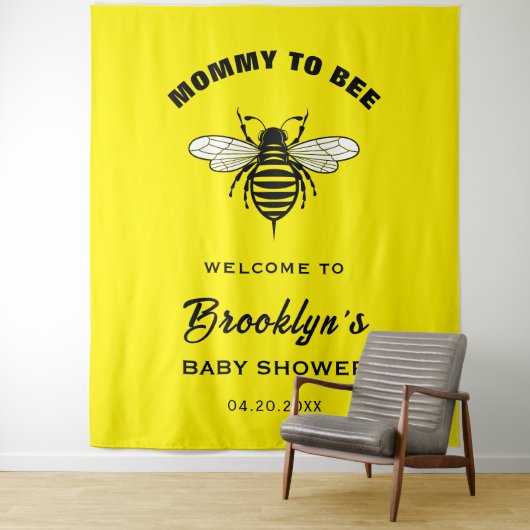 Mommy To Beeおもしろいイエローブラックベビーシャワー背景 タペストリー (インサイチュ)