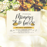 Mommy To Beeレタリング&ハニカムベビーシャワー 招待状<br><div class="desc">小さなハートと2つの手描きハチを持つ可愛いスクリプトレタリングで「ママとビー」を特集。母の名前は黄色い旗に対して下の素朴な大文字に表はっきりした現される。シャワー詳細はレイアウトの底にあモダンる。これらはすべて黄色の背景淡い色のに当てはまる。明るい黄色の背景にハニカムパターンに逆のカード。「クリックこのテンプレートをパーソナライズ」して用語を変更する。このページのコレクションリンクを表示するか、詳細については弊社のストアをご覧デザイン!</div>