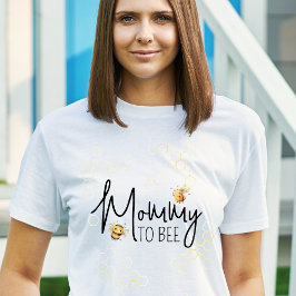 Mommy to Bee赤ちゃんシャワー黄色の黒のスクリプト Tシャツ