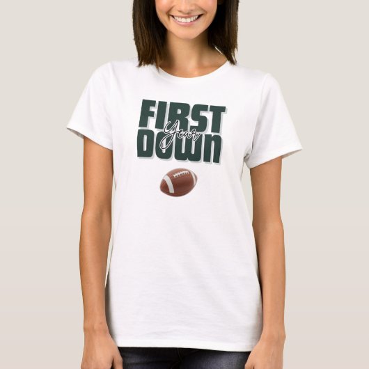 Mommy's First Year Down Football Design Tシャツ (正面)